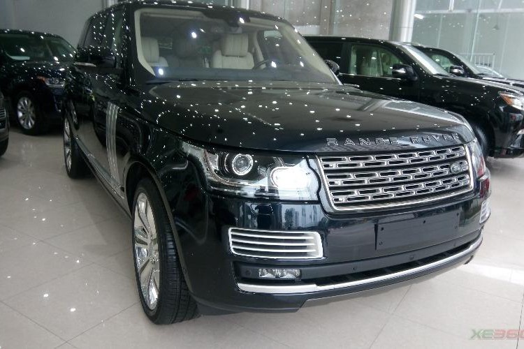  Range Rover SVAutobiography 2016 ra mắt lần đầu tiên tại triển lãm xe hơi New York 2015. Mẫu xe này sẽ thay thế cho chiếc Autobiography Black đứng đầu dòng SUV hạng sang của hãng xe Anh Quốc.